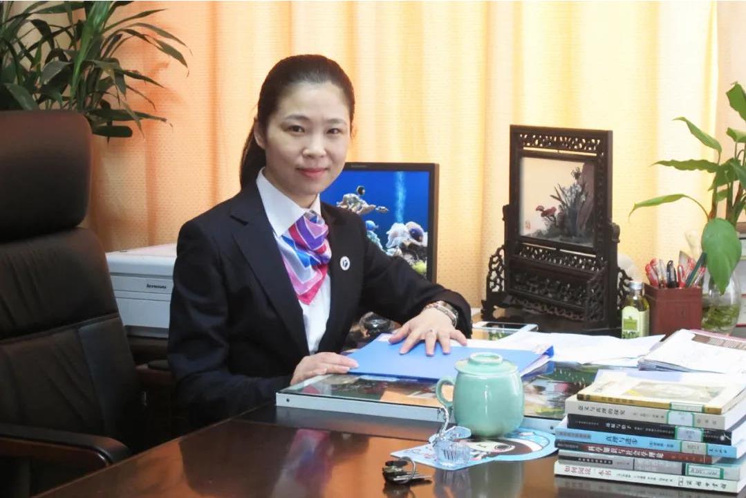 张悦,女,哲学博士,中小学正高级教师,语文特级教师,宁波市效实中学