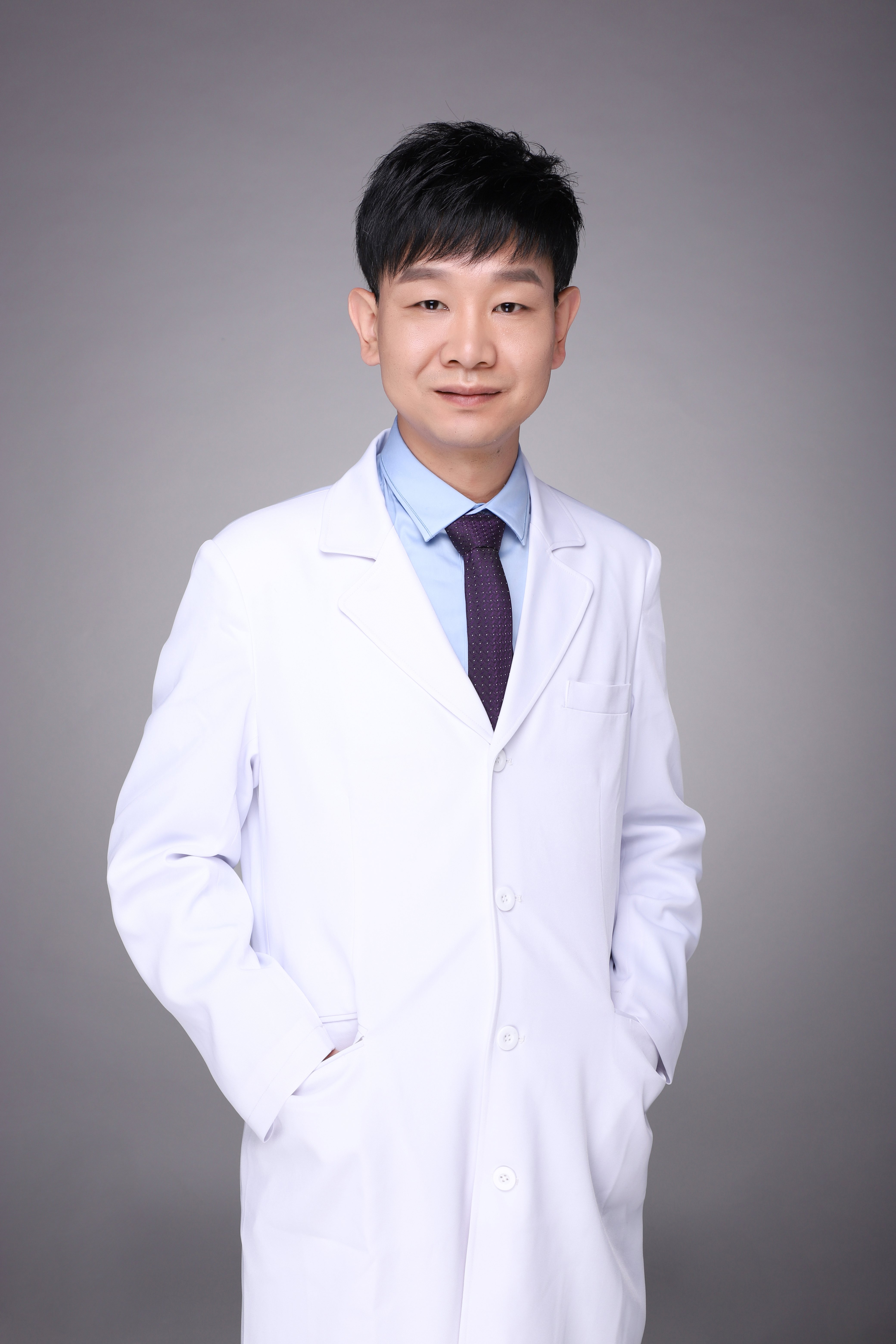 闫江涛,性别男,美容外科专业医生