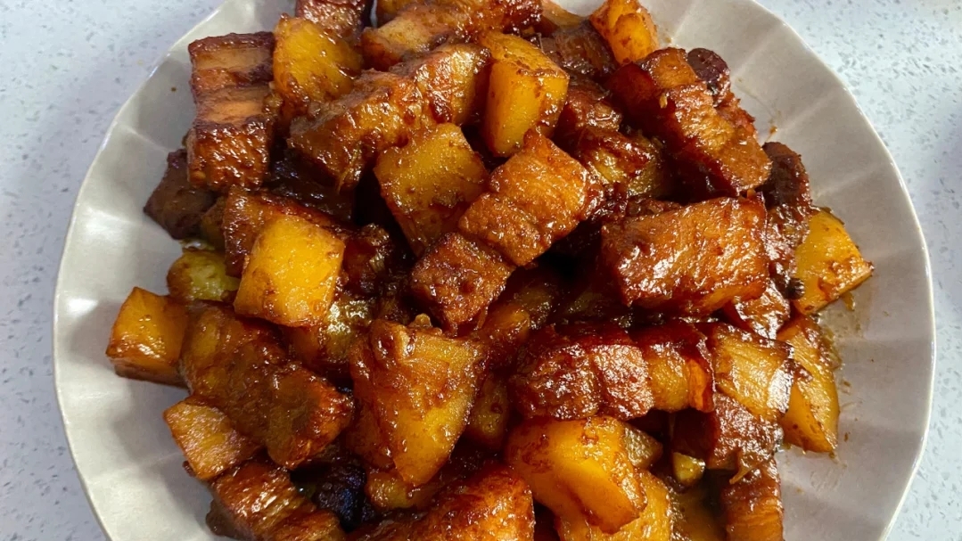  p>土豆红烧肉是一道传统菜肴,属于川菜系,制作原料主要有土豆,带皮