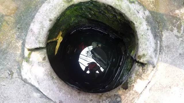 ">武汉市 /a>区十五公里的东西湖区柏泉山地有一口古井名曰"柏泉古井"