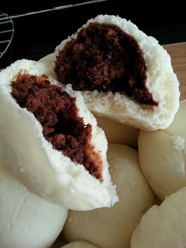  p>蒸豆馒头是一道由面粉,红豆,红枣,黑芝麻,冰糖等做成的美食. /p>