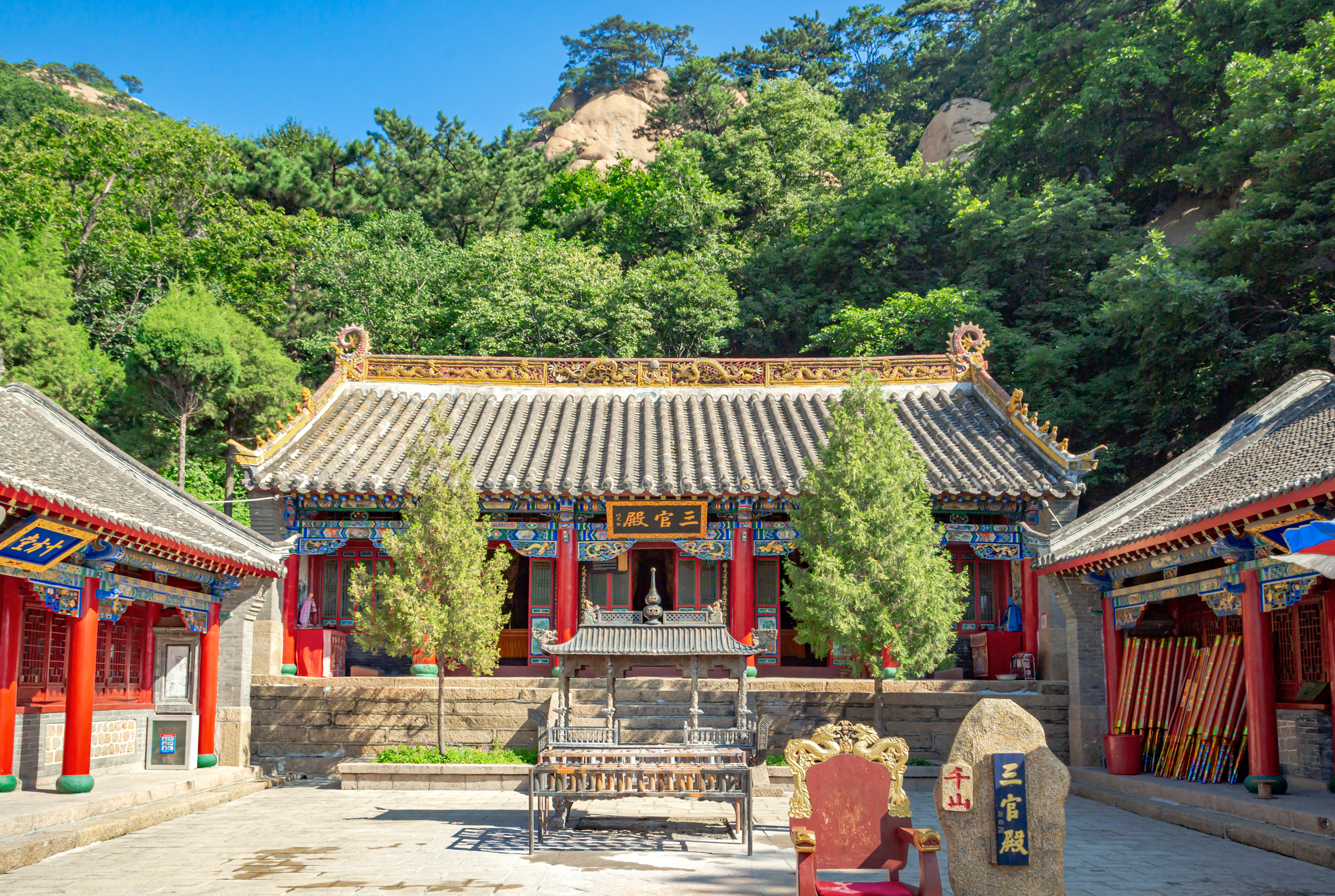 传因初建时无梁而得名,位于辽宁省鞍山市东南十公里的千山北沟,是千山