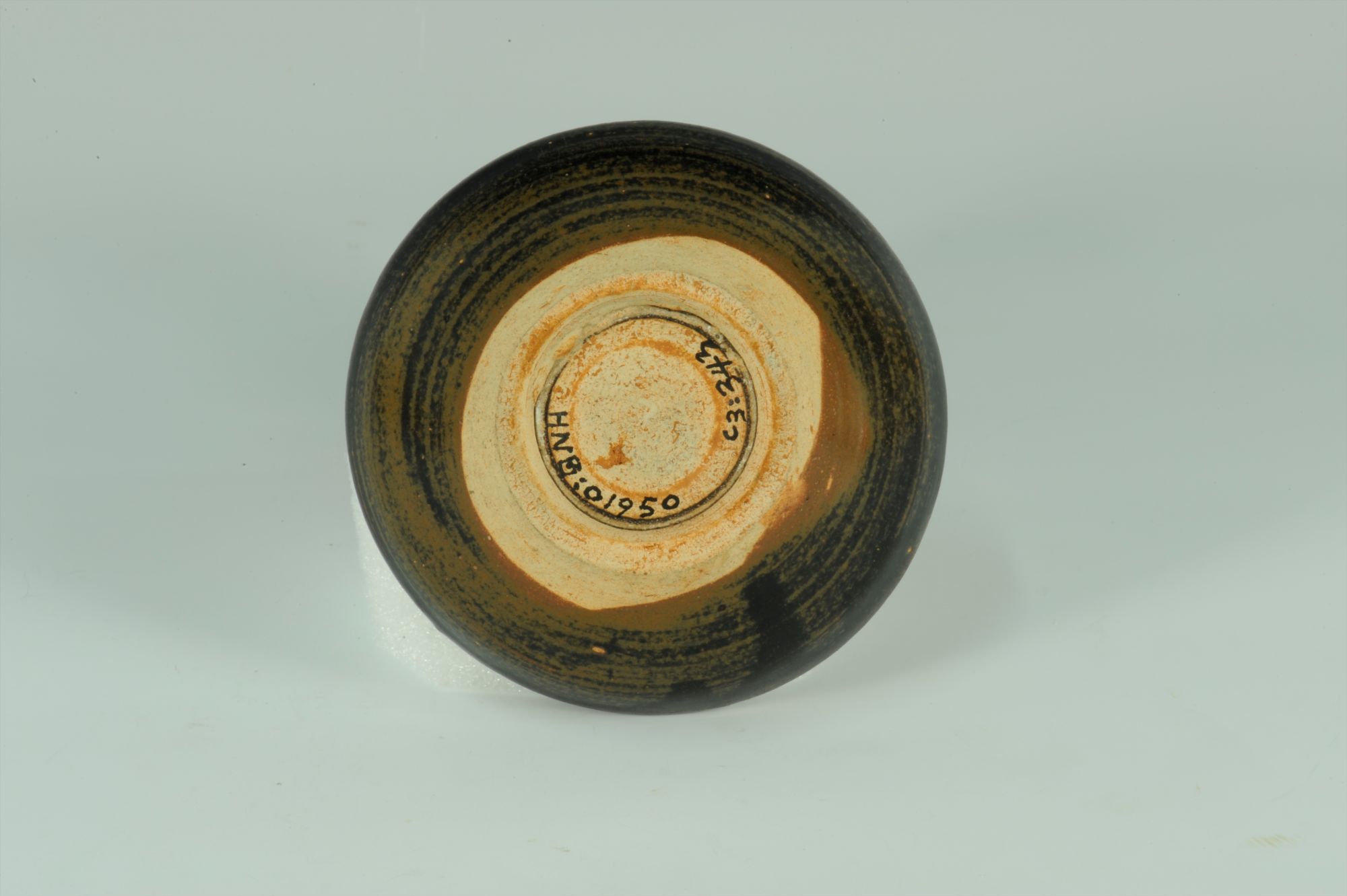 宋代吉州窑黑釉月映梅花纹瓷碗