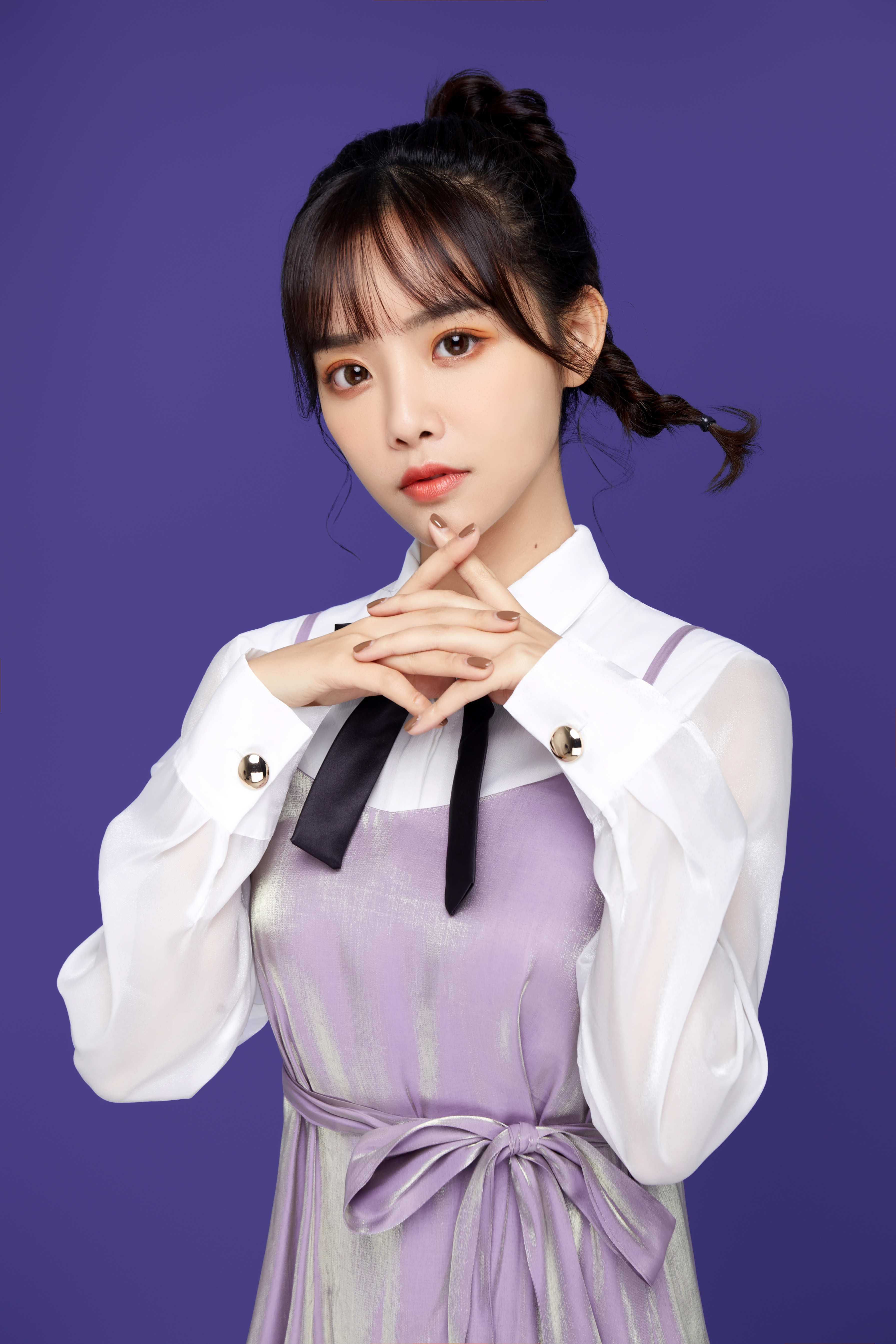  p>朱容君 sup class="normal">  /sup>,别名兔子牙,歌手,演员.