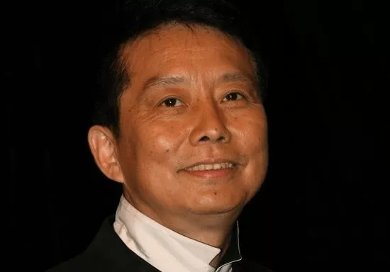曾捧牛振华当东京影帝却拍主旋律赚疯！黄建新太堕落？_百科TA说