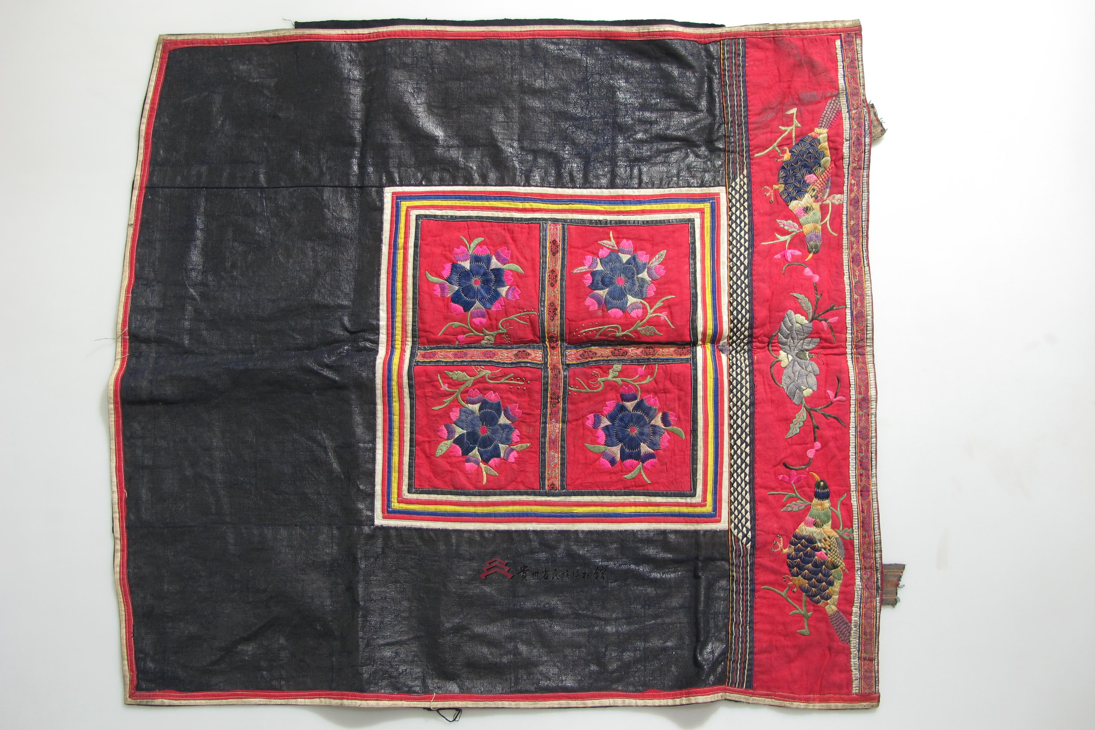 当代丹寨苗族亮布平绣堆绣花鸟纹背带