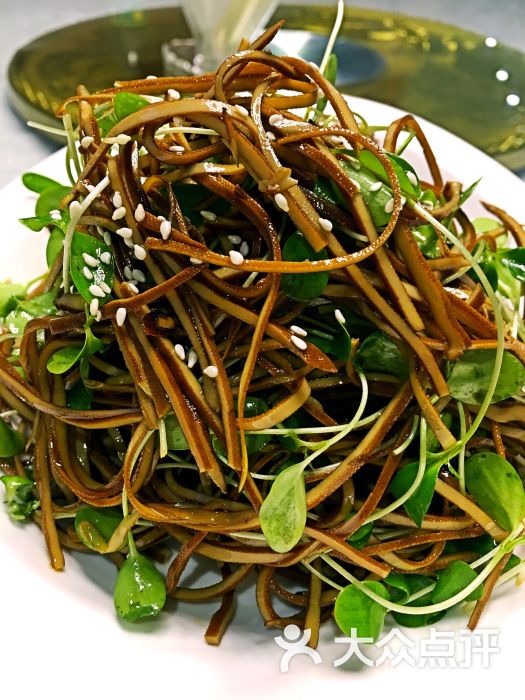  p>香椿拌豆丝儿是以五香豆腐丝,香椿为主料的菜品. /p>