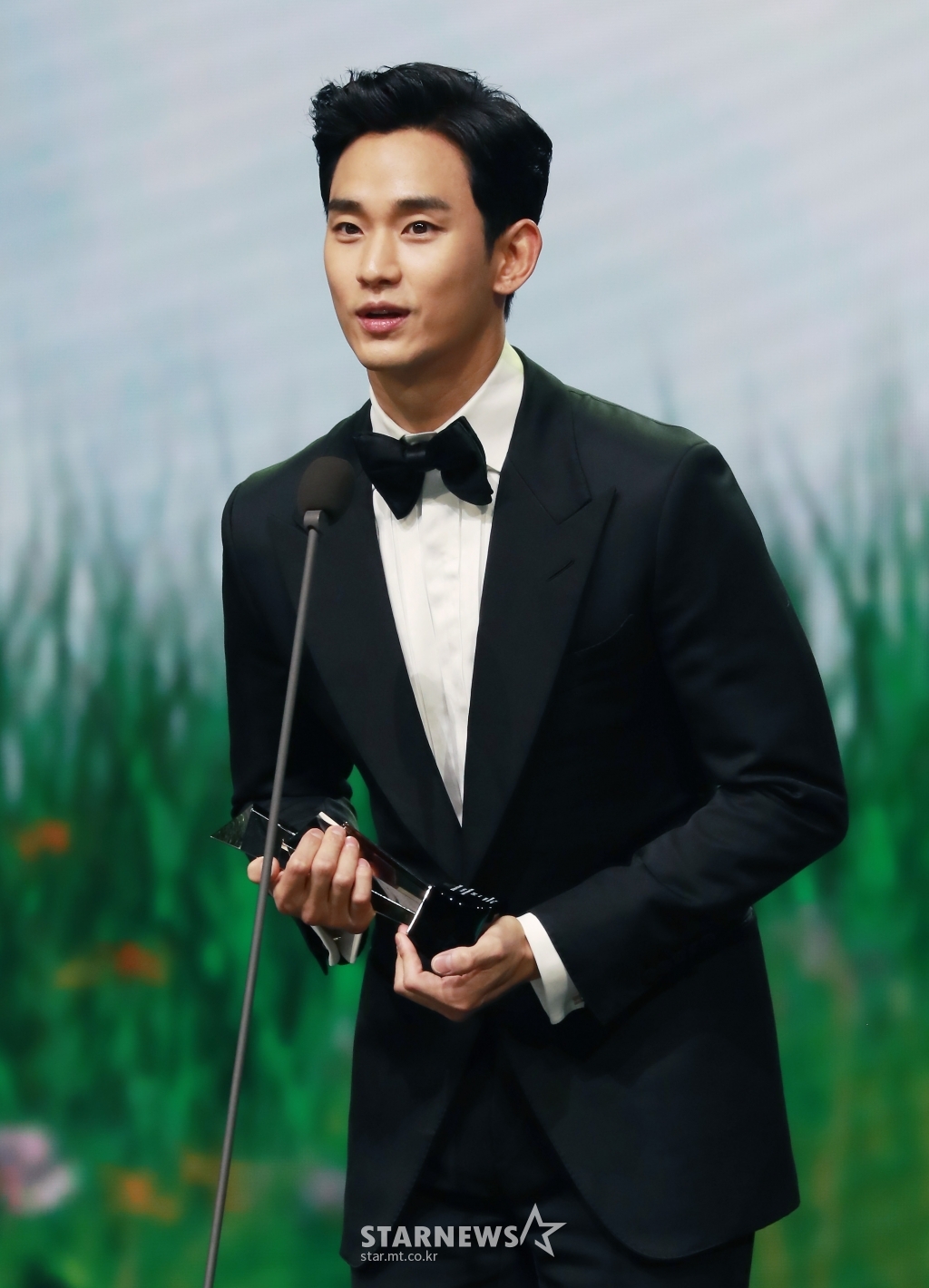  p>金秀贤,1988年2月16日出生于韩国首尔,韩国男演员.