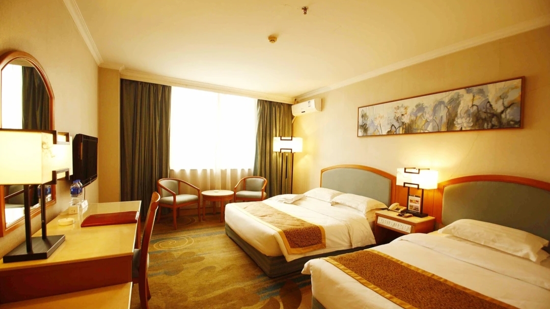  p>无锡锦湖酒店位于太湖风景区,于2000年9月20日开业,楼高10层,标准