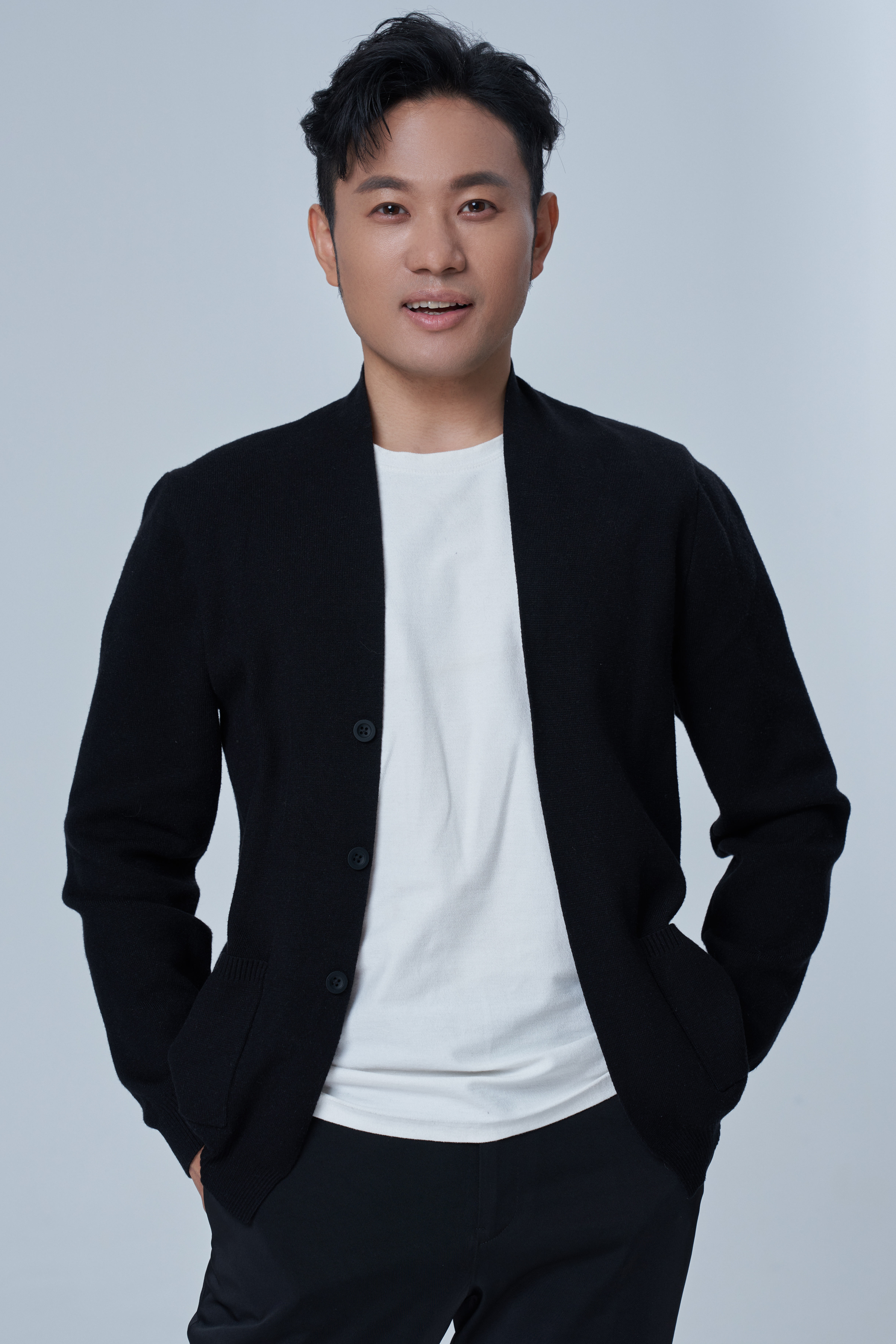  p data-id="go4emvg0qc">孔庆学,中央民族歌舞团独唱演员,著名青年男