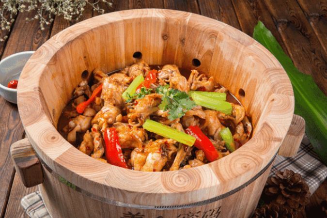  p>木桶牛蛙是以牛蛙为主要食材制作的一道菜品. /p>