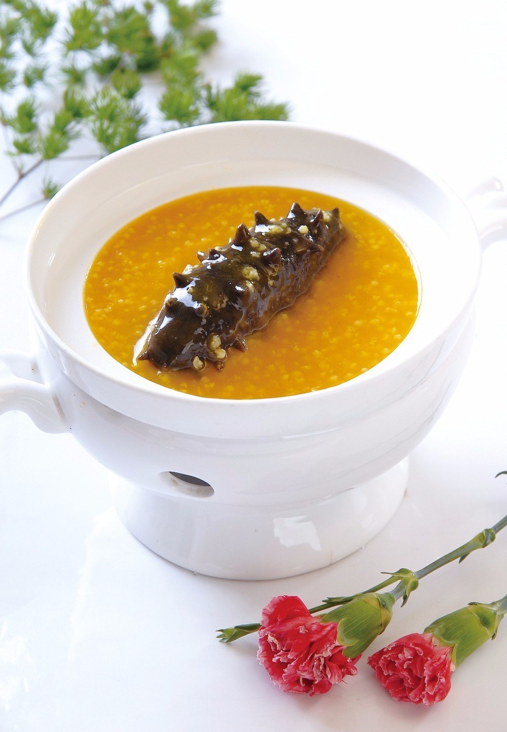  p>黄焖海参是一道美食,原料为海参,香菇,冬笋,,虾米 b>, /b>鸡油,盐