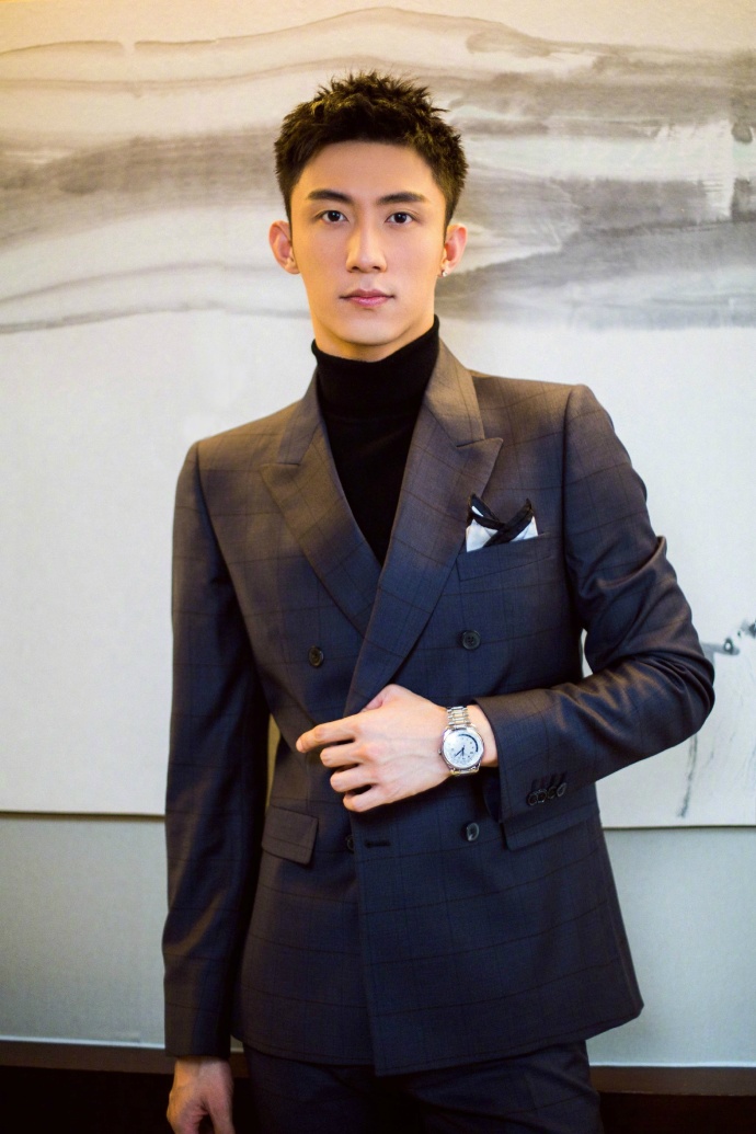  p>黄景瑜,1992年11月30日出生于辽宁省丹东市,中国内地影视男演员