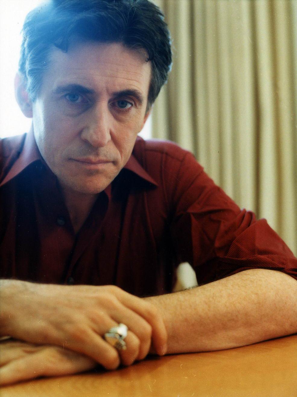  p>加布里埃尔·伯恩(全名gabriel james byrne),美国男影星.