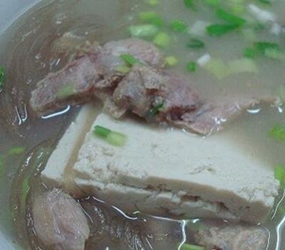  p>一种陕西西安地区传统名小吃,以猪肉为主料,用水盆锅烹制而成.
