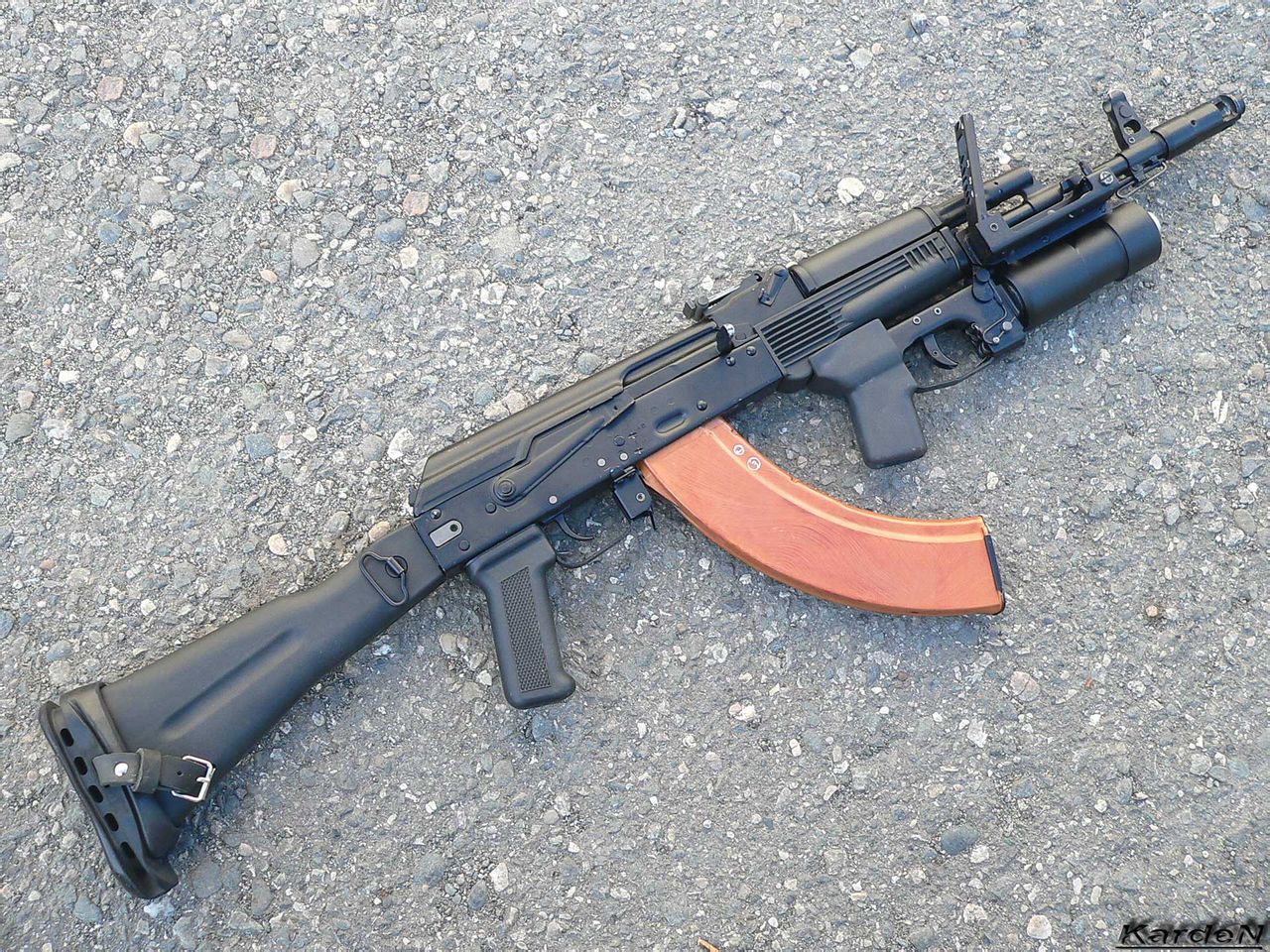 ak-103 assault rifle)是俄罗斯专为出口设计的一把突击步枪,本质上是