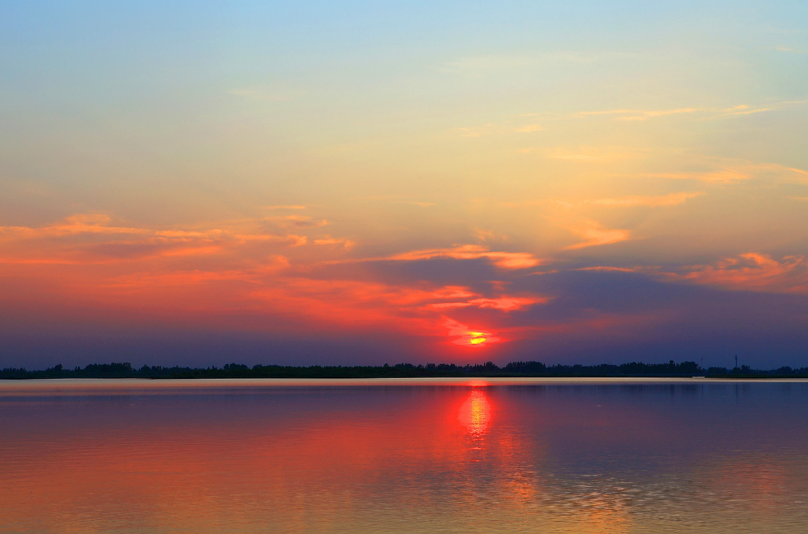  p>盐城,位于江苏省北部,这里风景秀丽.