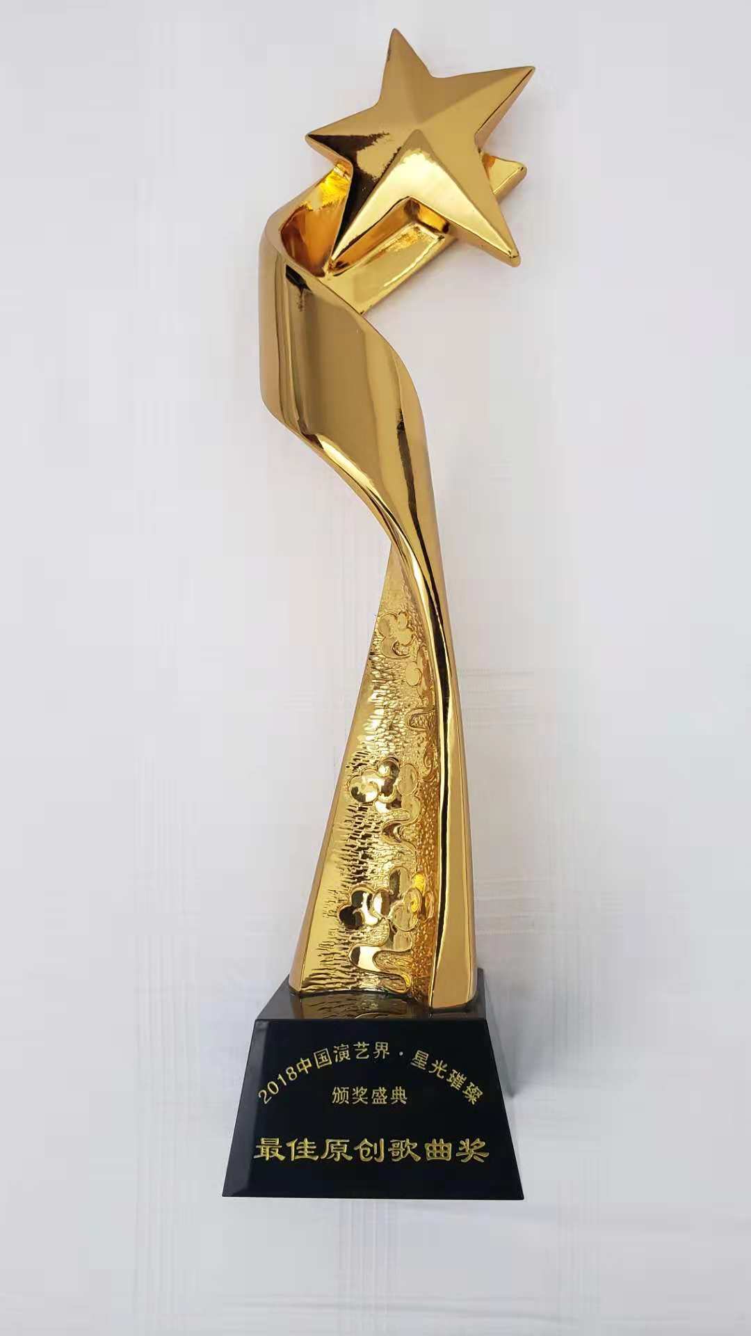  p data-id="gnxahehqbd">陈若玫,女,中国,毕业于 a target="_blank"