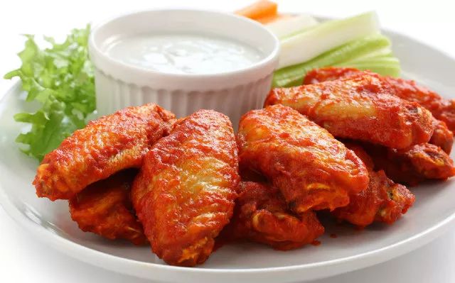  p>布法罗辣鸡翅( i>buffalo wings /i>,在美国东北部简称 i>wings /i