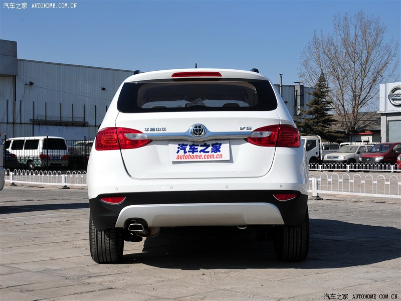  p>中华v5是中华汽车推出的首款suv车型,车头线条圆润,前保险杠非常