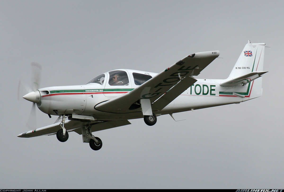 r90 230 rg飞机使用mt单发四叶复合材料恒速超静音螺旋桨,下单翼全