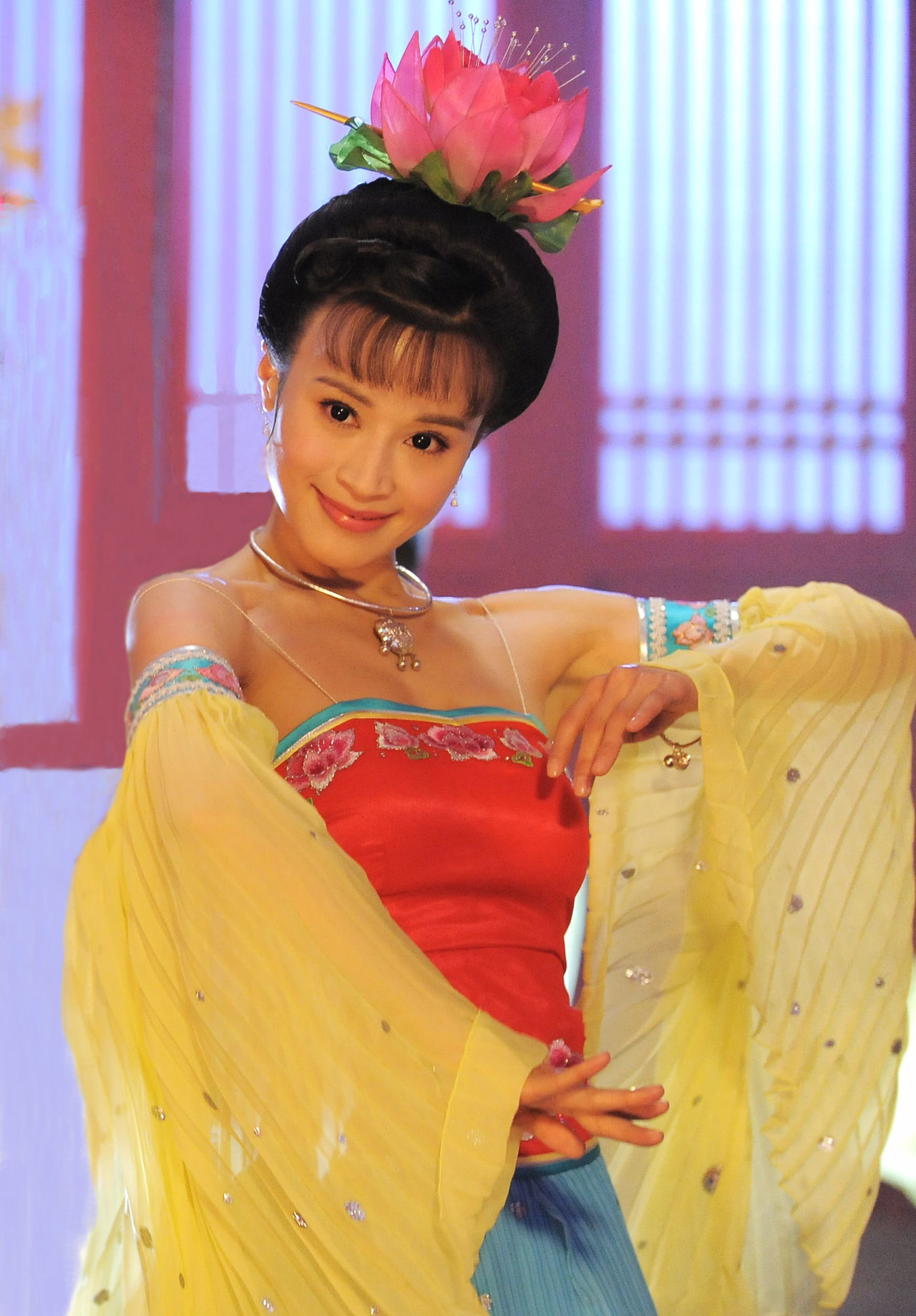 于浙江省金华市浦江县,毕业于浙江省艺术学院越剧表演班,中国女演员