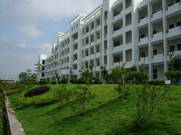 依傍于绿杨遮堤的虎渡河畔,坐落在粉莲映日的玉湖之滨.学校始建于