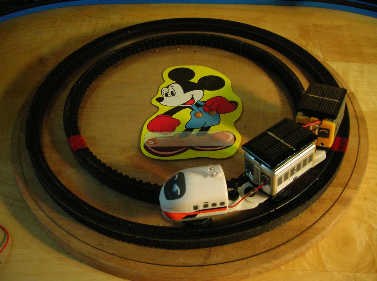 太阳能磁悬浮小火车