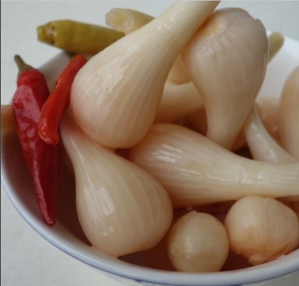  p>四川泡大蒜是四川一带的地方风味名菜,属于川菜系.