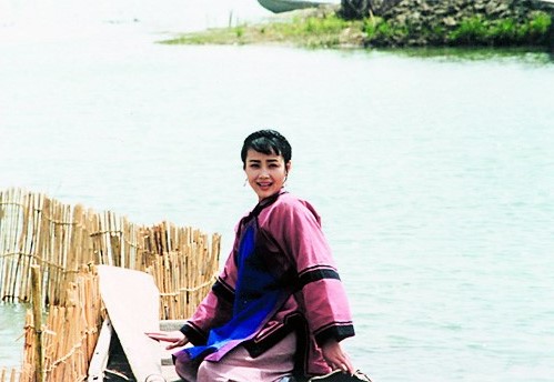 毕业于 a target="_blank" href="/item/上海戏剧学院/1736818" data