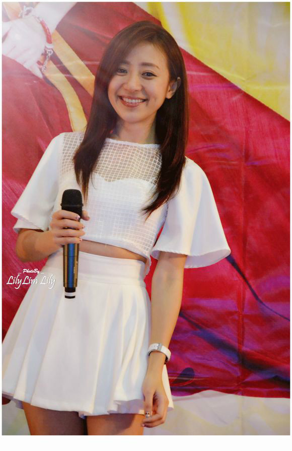 艺名群施,1986年2月26日出生于马来西亚玻璃市加央,马来西亚女歌手,  