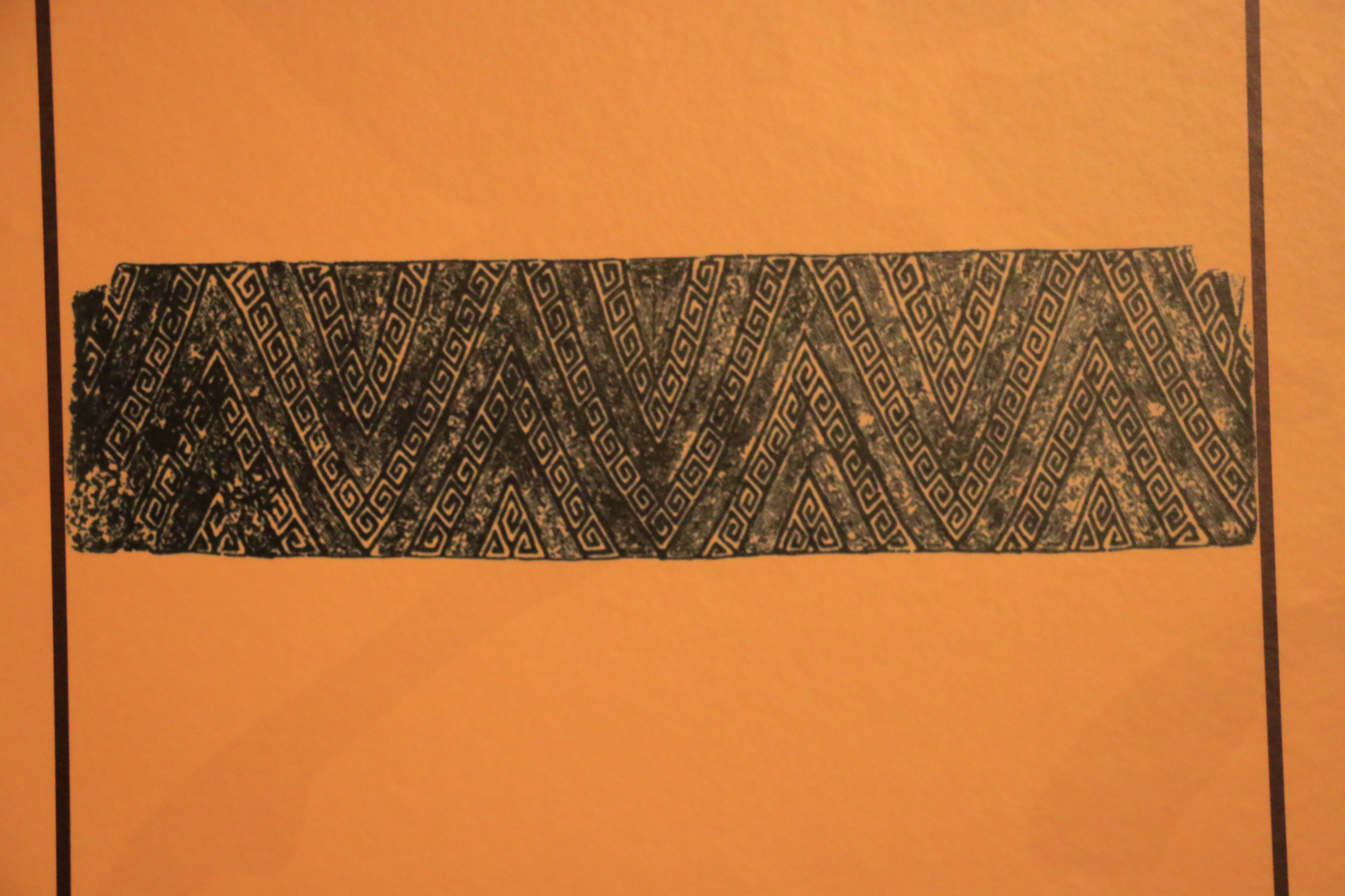 i">雷纹是青铜器纹饰之一,即以连续的方折回旋形线条构成的几何图案