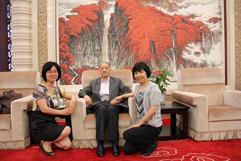  p data-id="gnwhfdc2p2">路洁,女,1958年生,主任中医师.