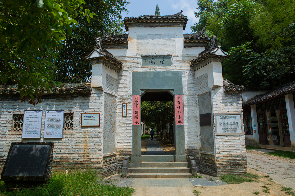  p>景德镇陶瓷民俗博物馆是中国陶瓷专业博物馆,在江西省景德镇市瓷都