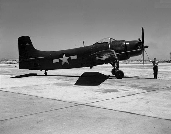 译文:道格拉斯a-1"天袭者",曾用编号:ad),是美国一型螺旋桨式攻击机