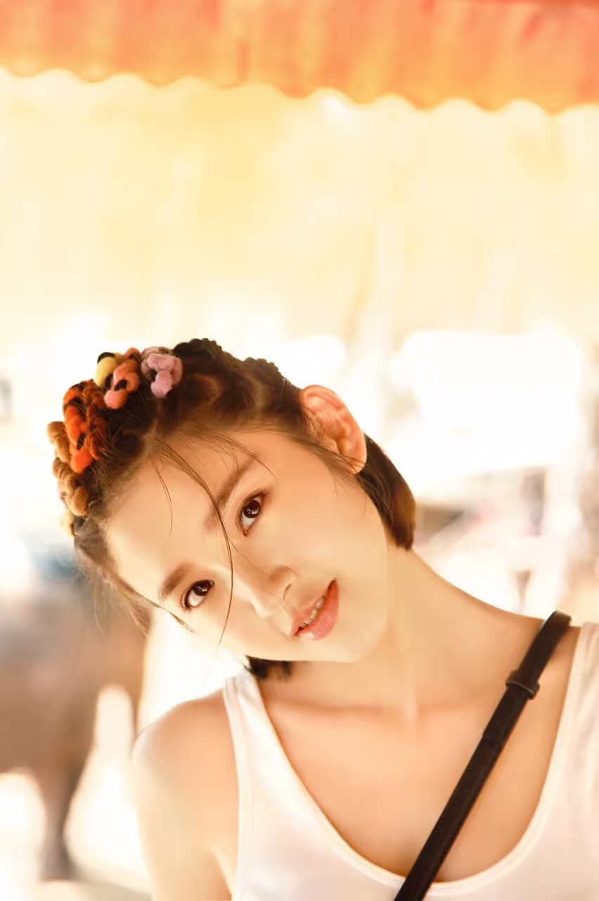  p>唐艺昕,1987年10月9日出生于四川省遂宁市,毕业于重庆大学美视电影