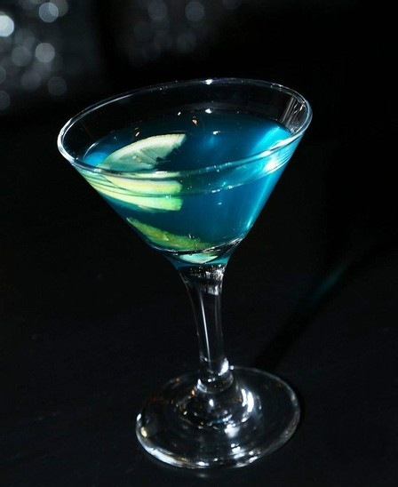  p>蓝色珊瑚礁(blue lagoon),1960年诞生于法国巴黎,是由蓝色橙皮酒