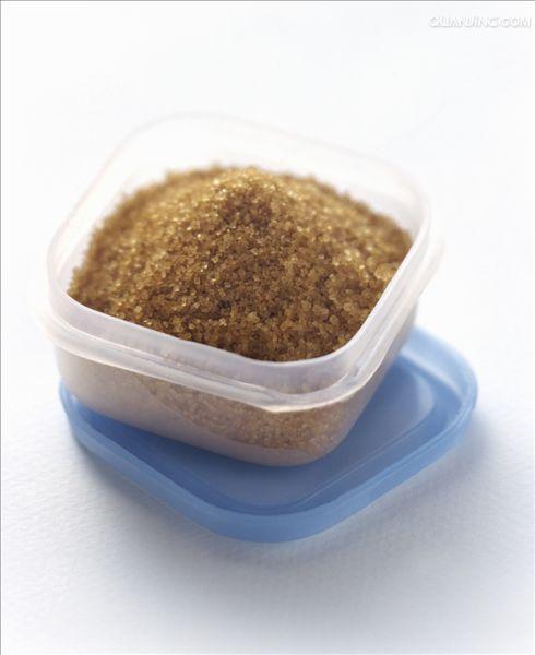  p>红糖(brown sugar)指带蜜的 a target="_blank" href="/item/甘蔗