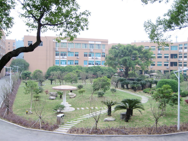  p>瑞安市瑞祥高级中学有成功人士温横成创办,1998年担任法人代表.