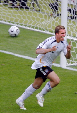 波多尔斯基从小在科隆长大,2003年11月加入 a href="#">科隆队 /a>.