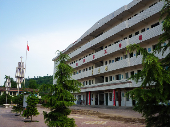  p>千阳县红山初级中学位于县城南端龟山脚下,是全县唯一一所县办初中