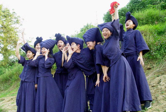  p>壮族山歌简称为" 壮歌"(fwen raeuz),又称"壮族民歌",一般指壮族