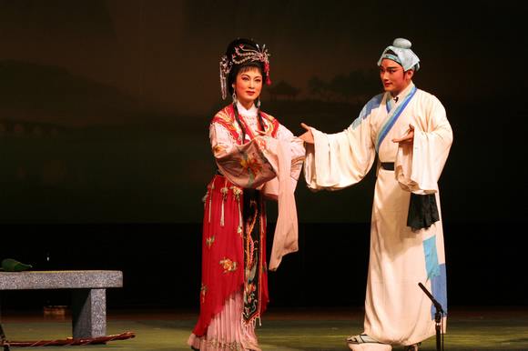 《红鬃烈马》是由许壮怀担任制片人,冯宝良发行的潮剧剧目,共包括13场