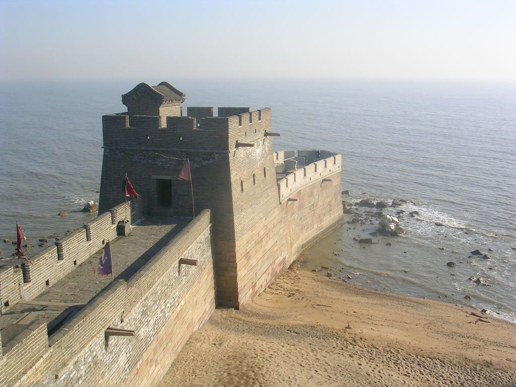 老龙头坐落于河北省秦皇岛市山海关区城南4公里的渤海之滨,是明长城的