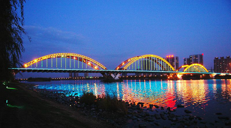  p>浑河长青桥位于沈阳市区东南部,始建于1995年,1997年7月1日竣工