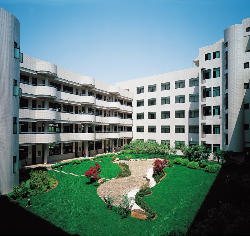  p>上海市育才中学为静安区的一所实验性示范性高中,建校于1901年.