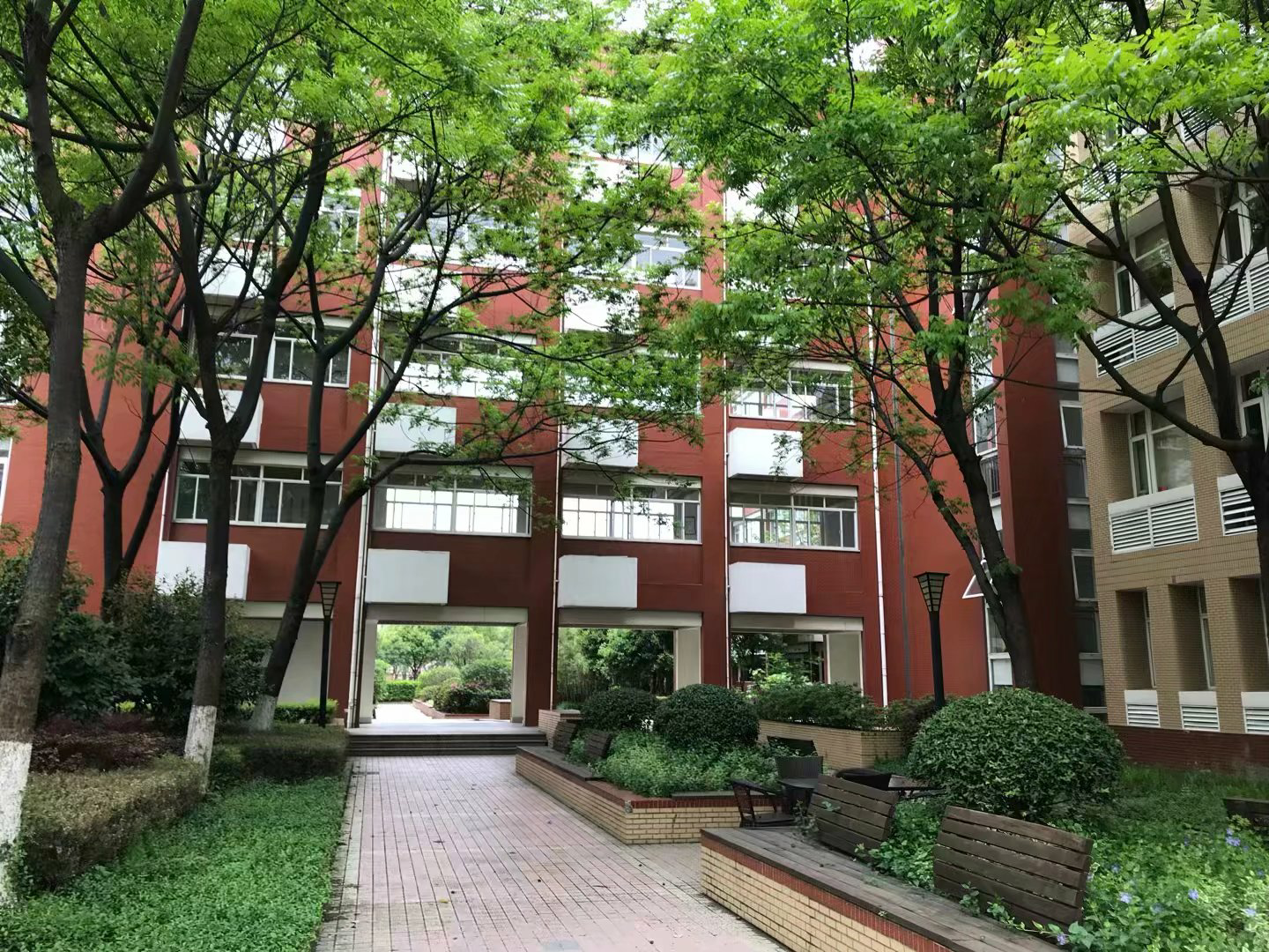  p>上海市杨泰实验学校,前身为宝山区杨泰小学,创建于1998年9月,座落