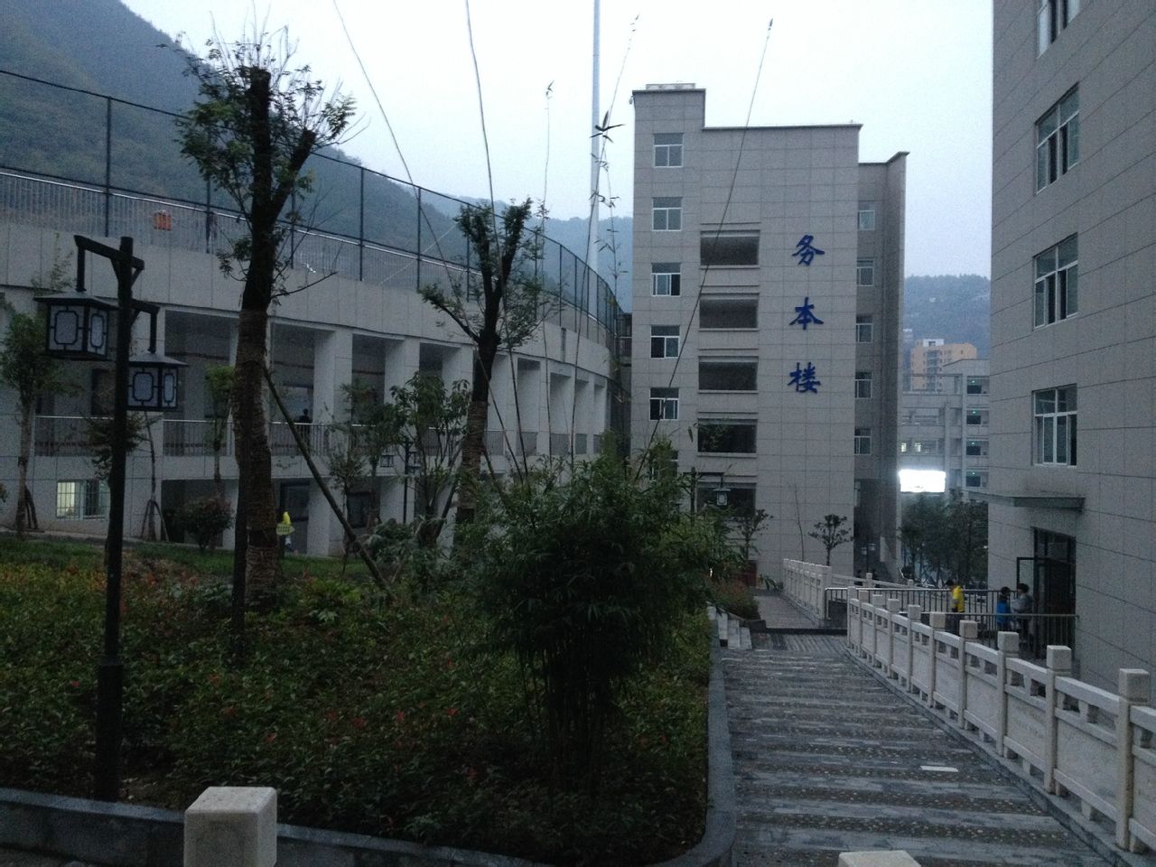  p>陕西省白河县高级中学位于 a target="_blank" href="/item/秦头楚