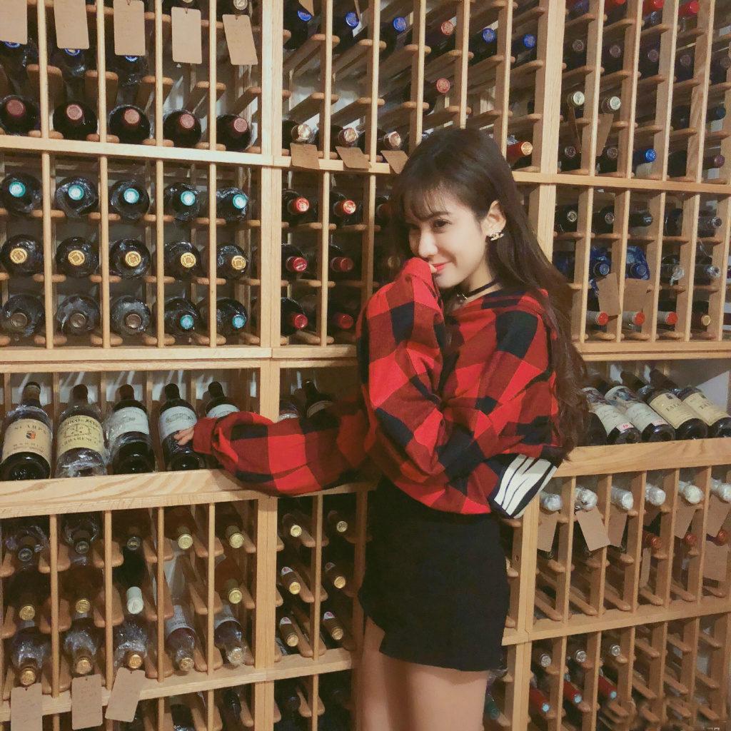 曹安娜,1990年12月9日出生于辽宁省大连市,中国内地女演员,模特,主持