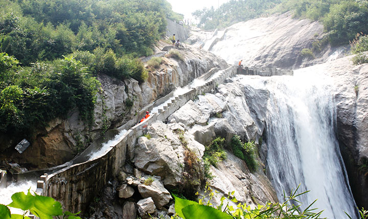  p>天景山漂流,位于湖北省麻城市木子店镇天景山,以大别山民俗文化为